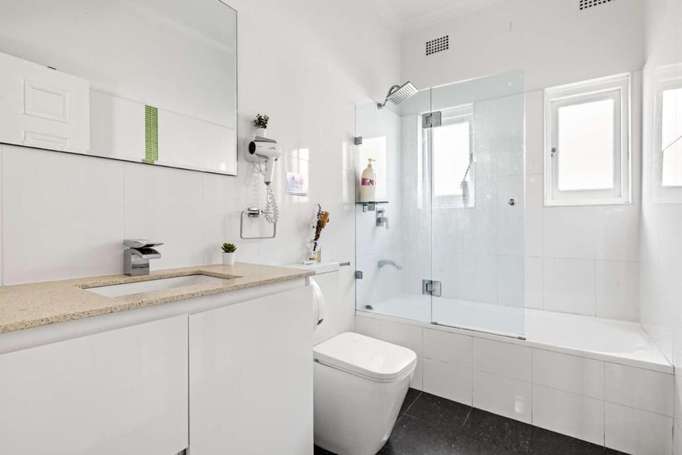 Freshly Modernized Single Room- Well-Connected Suburb Shared Bathroom Bed and Breakfast in Sydney