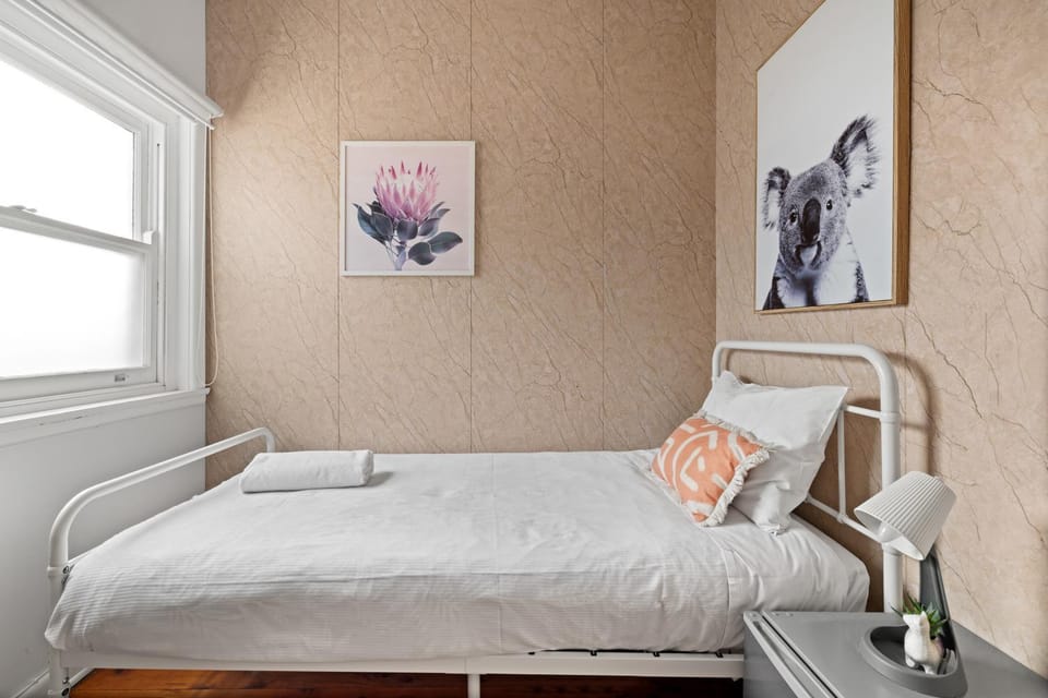 Freshly Modernized Single Room- Well-Connected Suburb Shared Bathroom Bed and Breakfast in Sydney