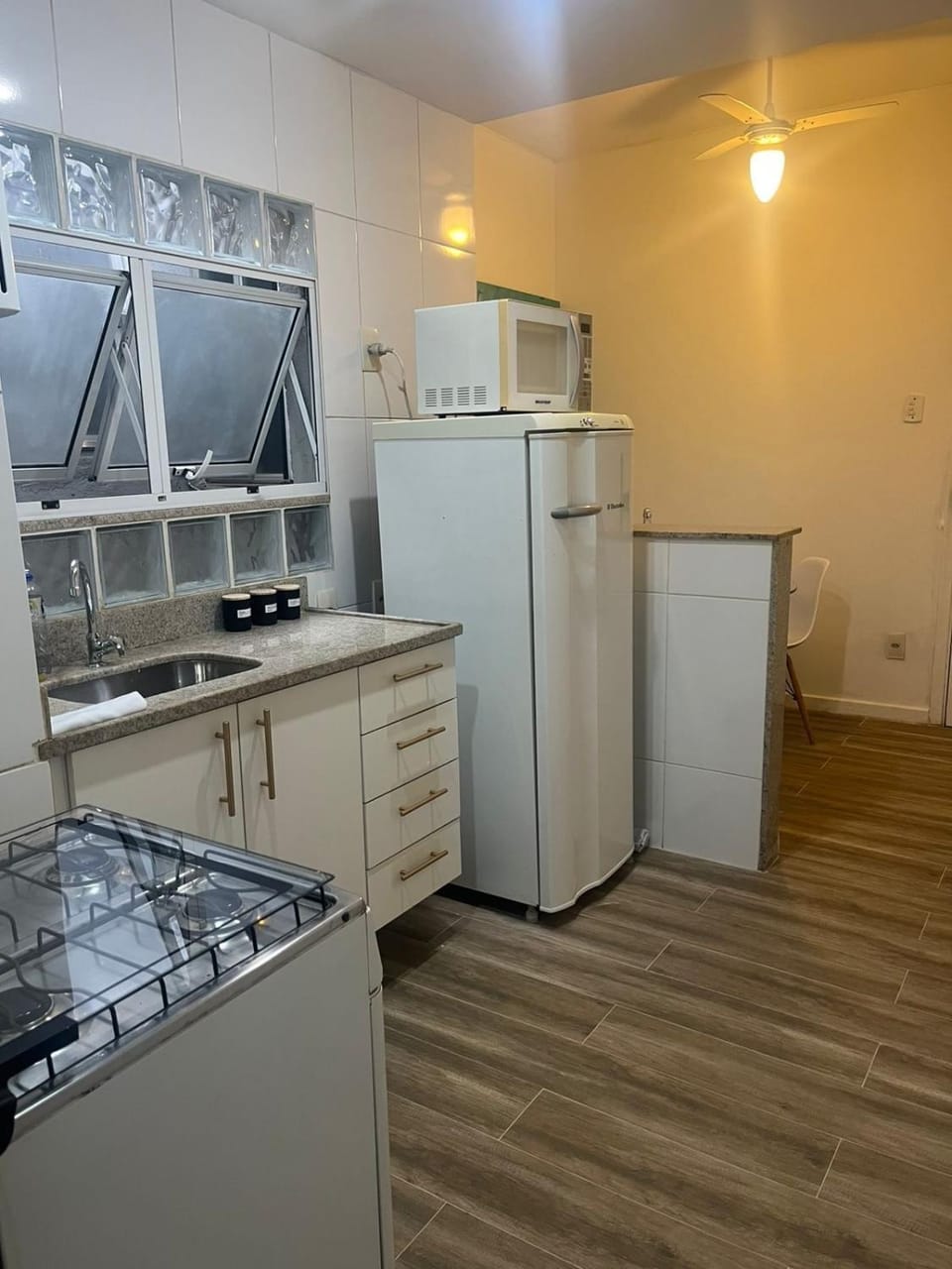 Kitchen or kitchenette, minibar, oven, stove