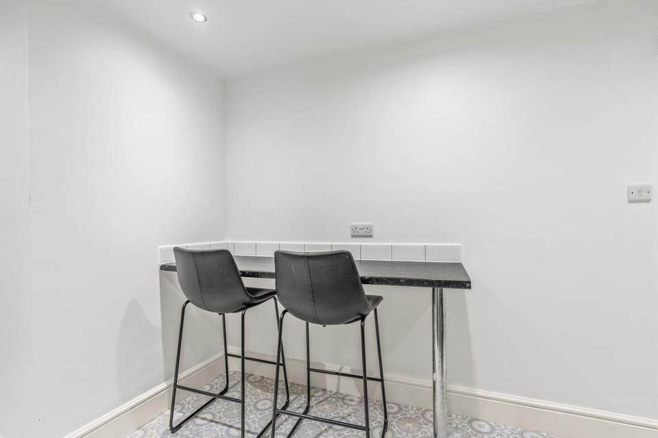 Contractor Stays Sleeps 8 Free WiFi and Parking Near Centre Special Offer 20 Nights Plus Apartment in Nottingham