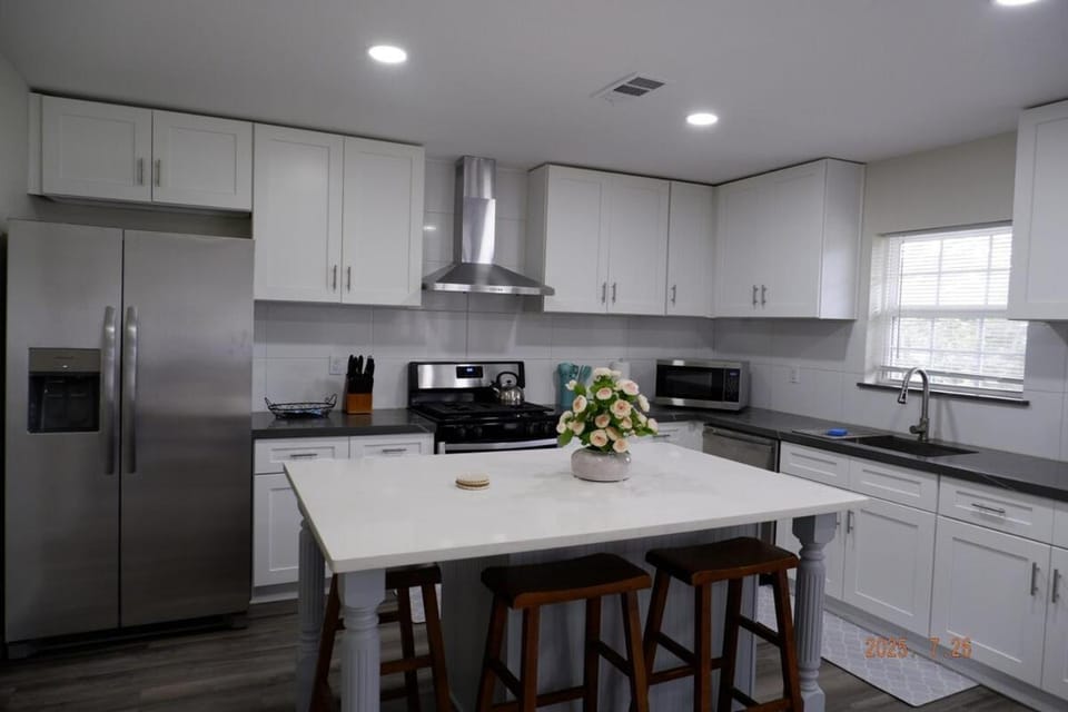 Kitchen or kitchenette, dishwasher, stove