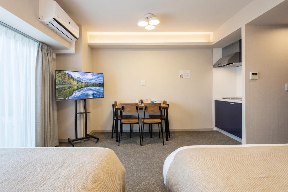 Bed, TV and multimedia, Kitchen or kitchenette, Photo of the whole room, Seating area, Dining area, Bedroom, air conditioner