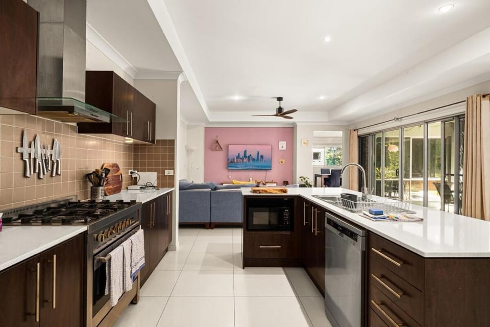 Hinterland Retreat 5 bedrooms, pool & hot tub House in Nerang