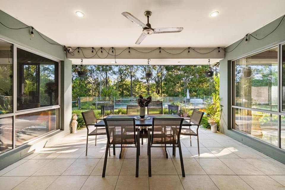 Hinterland Retreat 5 bedrooms, pool & hot tub House in Nerang