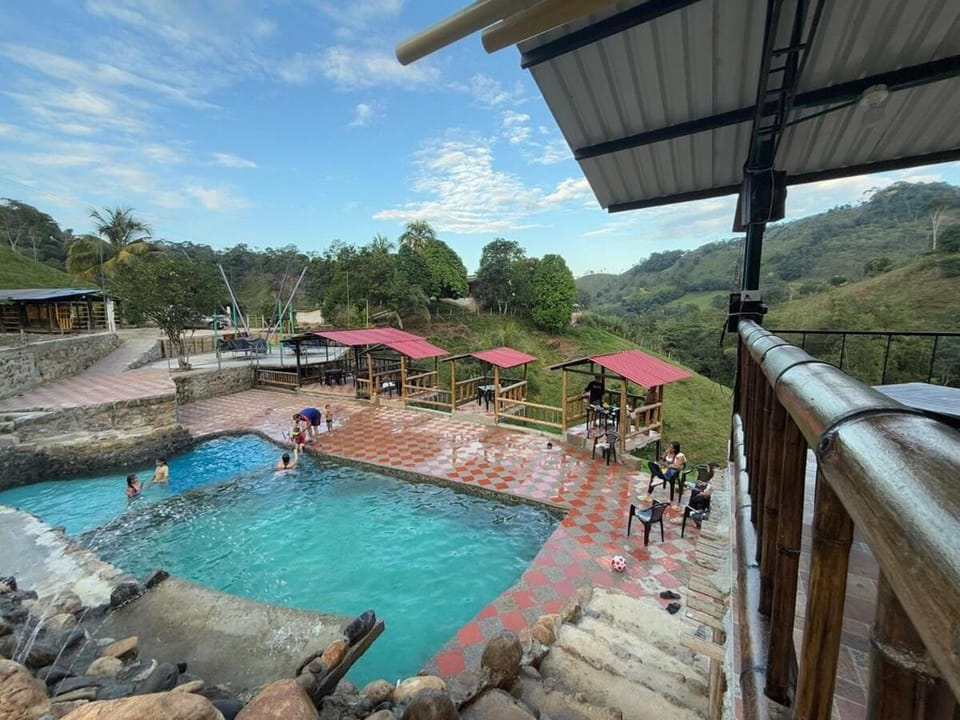 Cabaña con jacuzzi y piscina con agua de manantial Apartment in Caldas, Colombia