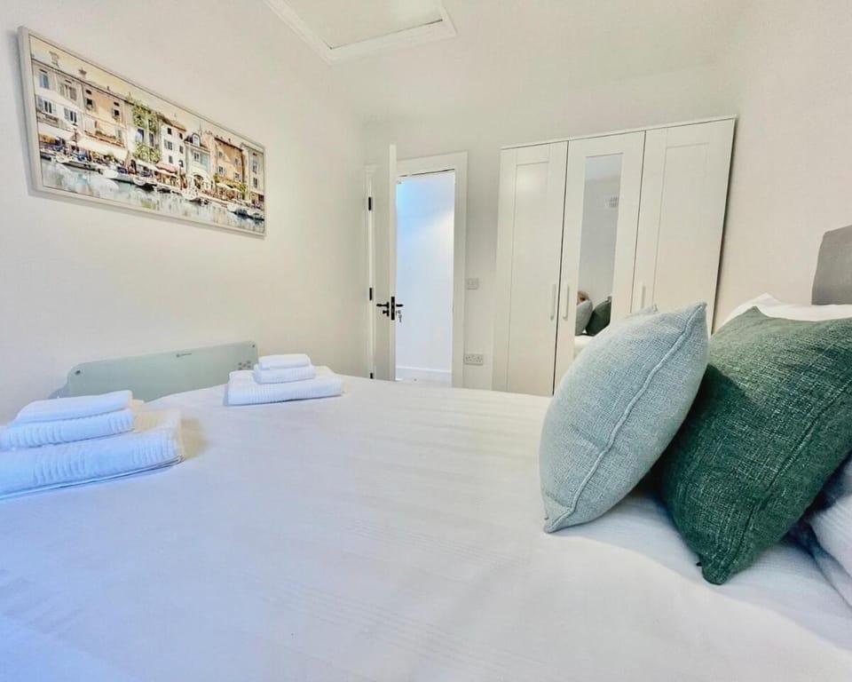 Bed, Bedroom, towels, wardrobe