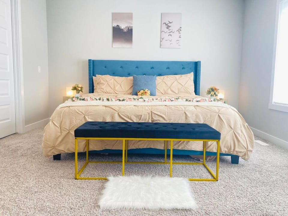The Downtown Oasis - A Spacious Family Friendly 3 Bedroom House Close to Everything House in Edmonton