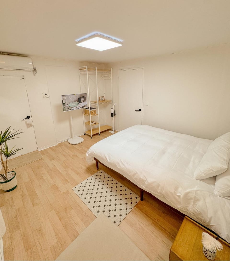 Bed, Photo of the whole room, Bedroom, air conditioner