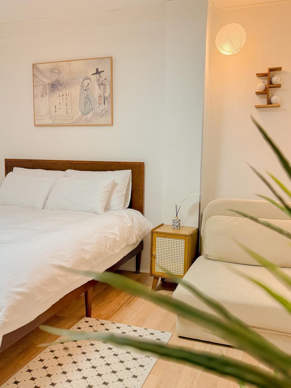 Bed, Seating area, Bedroom