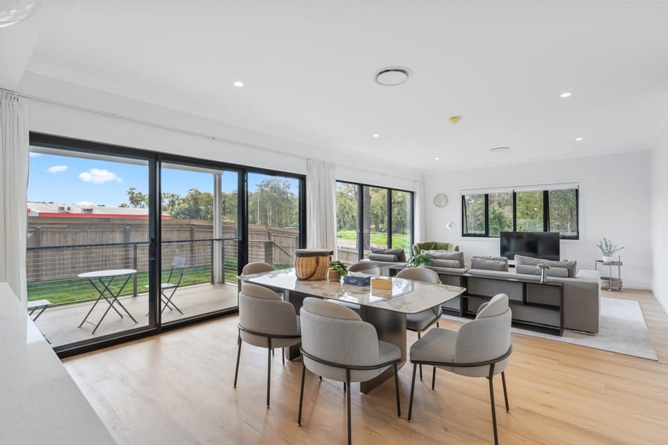 TV and multimedia, Living room, Seating area, Dining area
