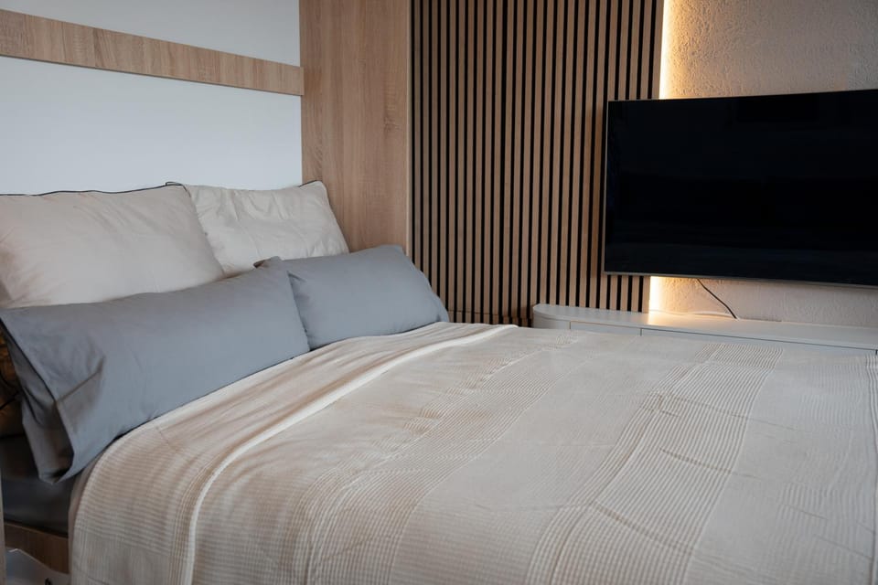 Communal lounge/ TV room, Bed, TV and multimedia, Photo of the whole room, Bedroom