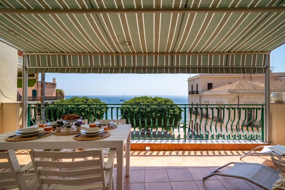 Patio, Day, Balcony/Terrace, Dining area, Sea view