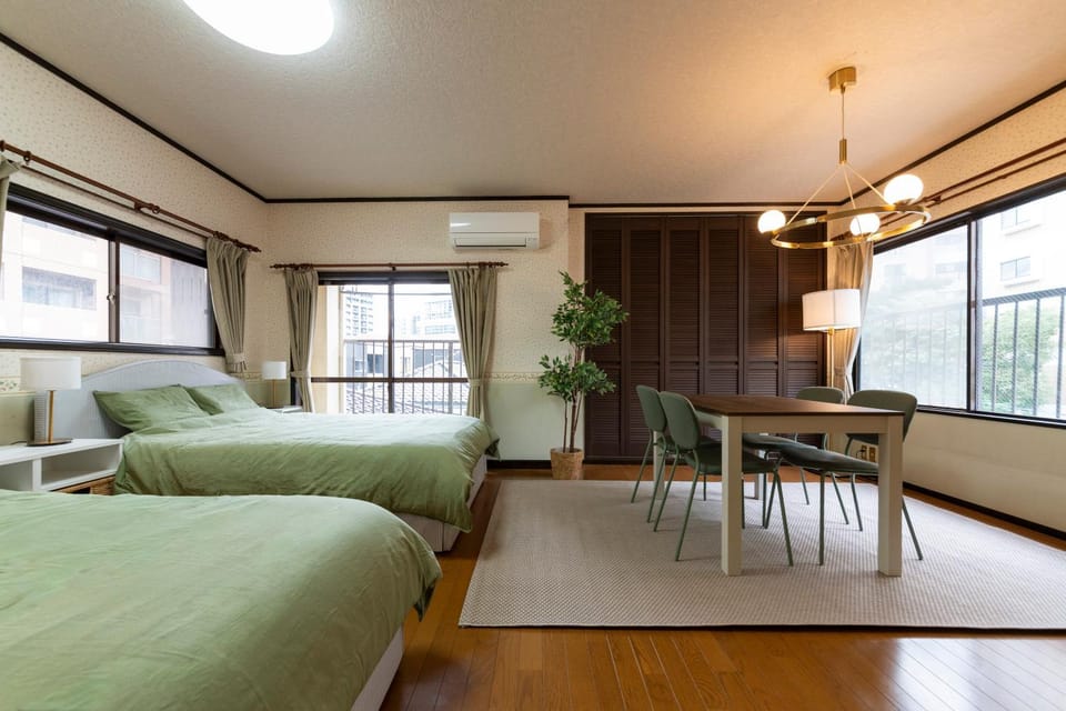 Bed, Living room, Photo of the whole room, Seating area, Bedroom, air conditioner