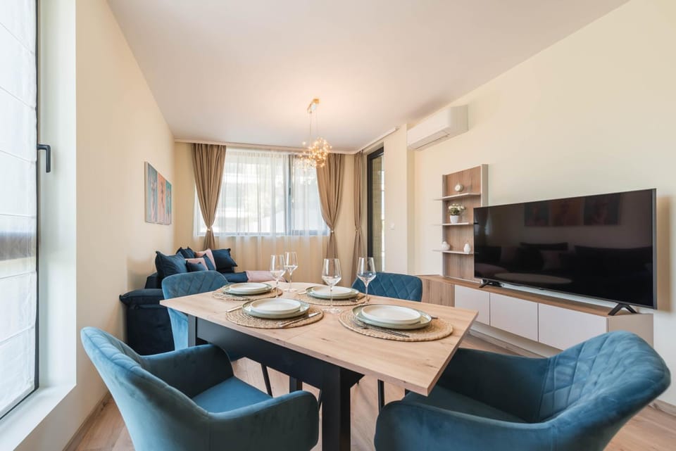 TV and multimedia, Living room, Seating area, Dining area