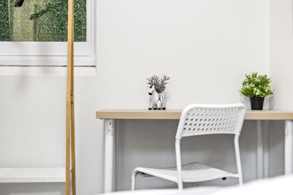 No Frill Affordable Single Room - Seconds to Transport & Shops - Shared Bathroom Bed and Breakfast in Sydney