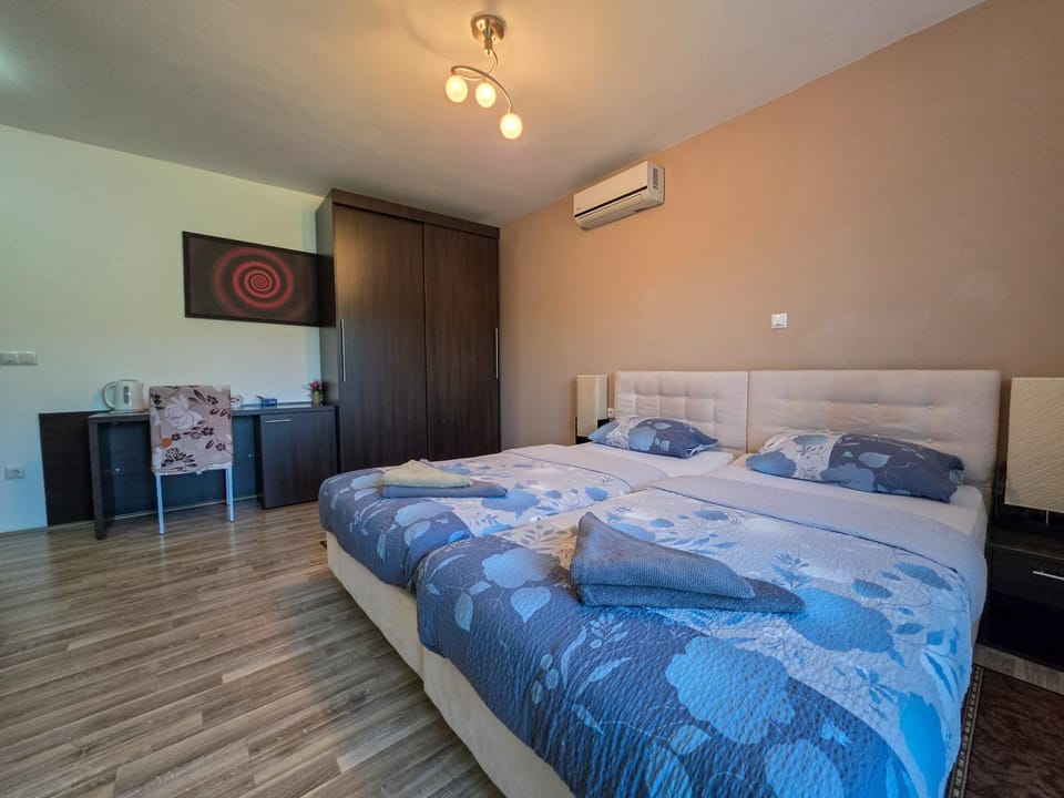 Bed, Photo of the whole room, Bedroom, towels, air conditioner