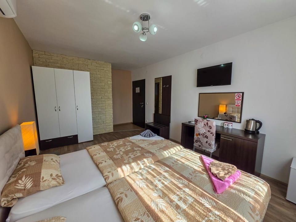 Bed, TV and multimedia, Photo of the whole room, Bedroom, wardrobe