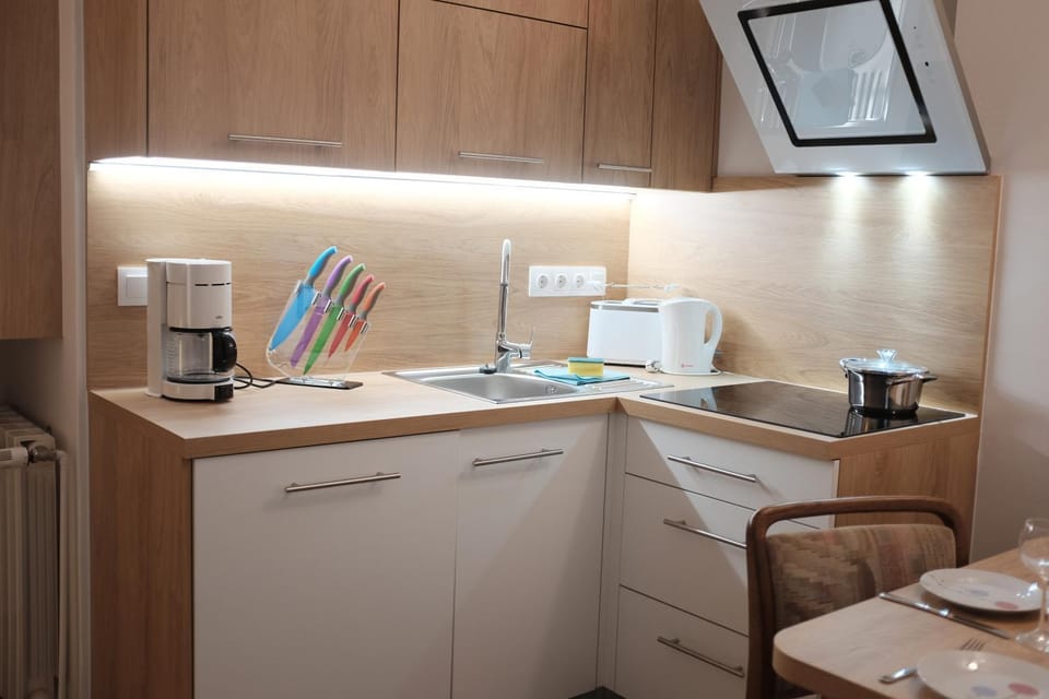 Coffee/tea facilities, Kitchen or kitchenette, stove, toaster