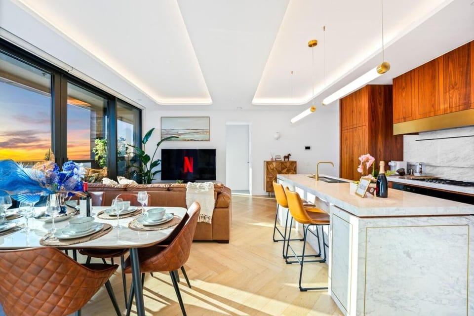TV and multimedia, Kitchen or kitchenette, Living room, Seating area, Dining area
