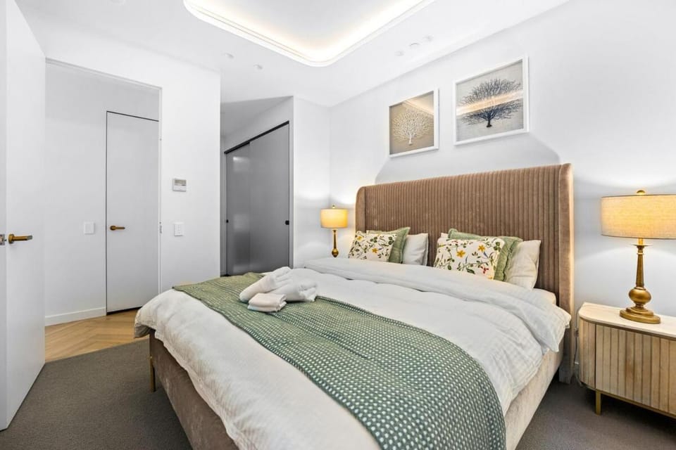 Bed, Photo of the whole room, Bedroom, towels, wardrobe, air conditioner