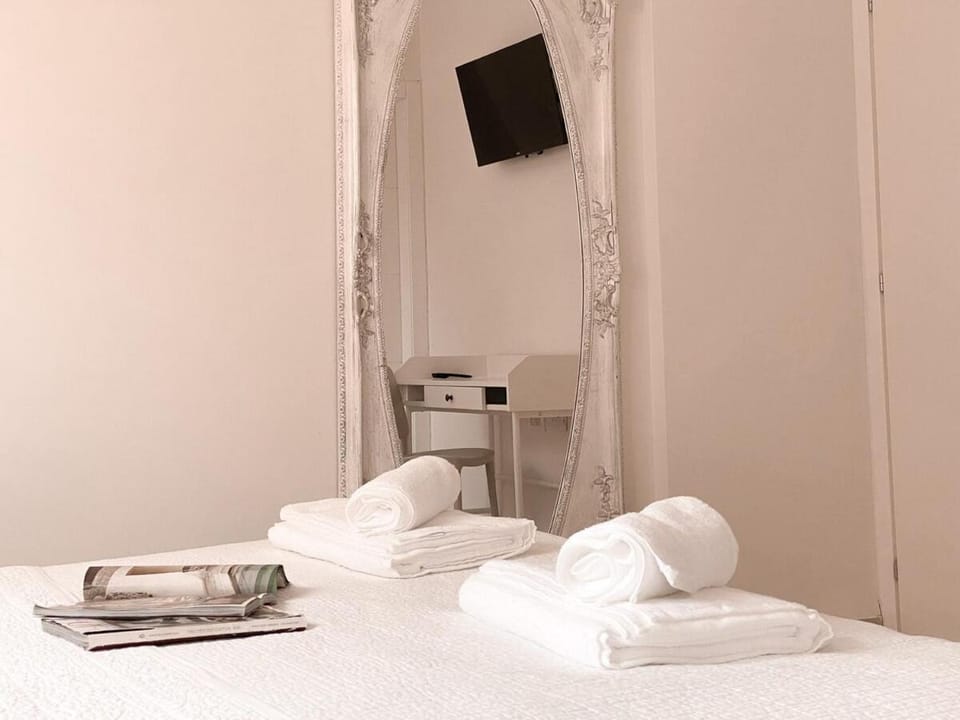 TV and multimedia, Photo of the whole room, Bedroom