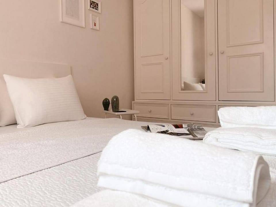 Photo of the whole room, Bedroom, wardrobe