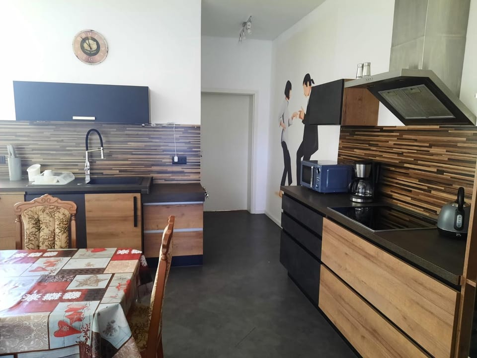 TV and multimedia, Coffee/tea facilities, Kitchen or kitchenette, Dining area, pet friendly, stove, toaster