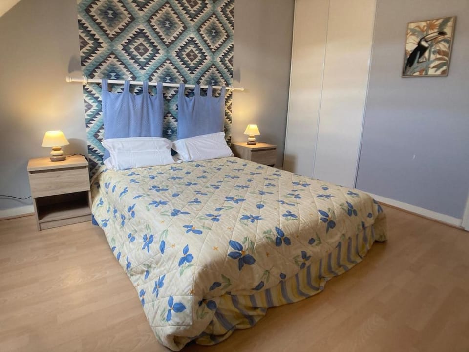 Photo of the whole room, Bedroom