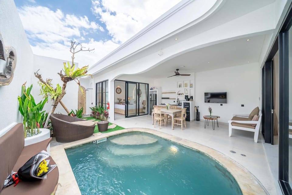 Patio, Day, Natural landscape, View (from property/room), Balcony/Terrace, Living room, Seating area, Dining area, Evening entertainment, Pool view, Swimming pool, Swimming pool, sunbed