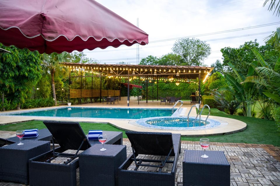 Pool view, Swimming pool, sunbed