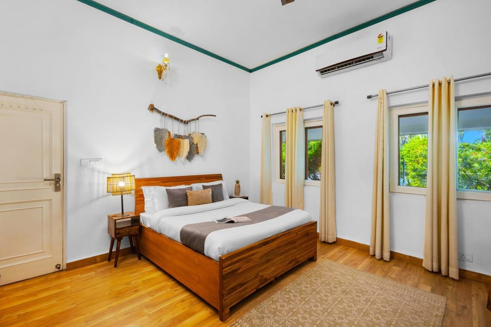 Photo of the whole room, Bedroom