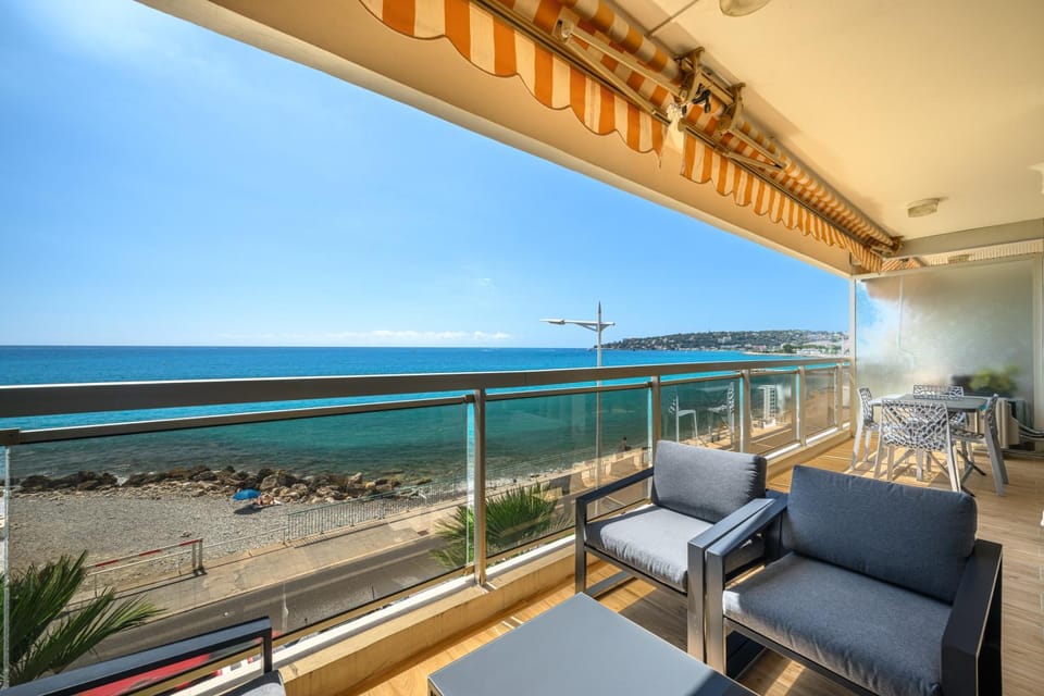 Le Berkeley, Appartement rénové 1 chambre, front de mer, parking, AC Apartment in Menton