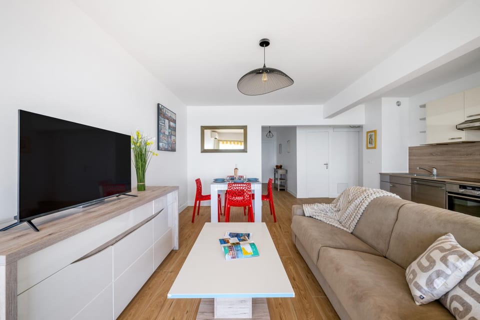 Le Berkeley, Appartement rénové 1 chambre, front de mer, parking, AC Apartment in Menton