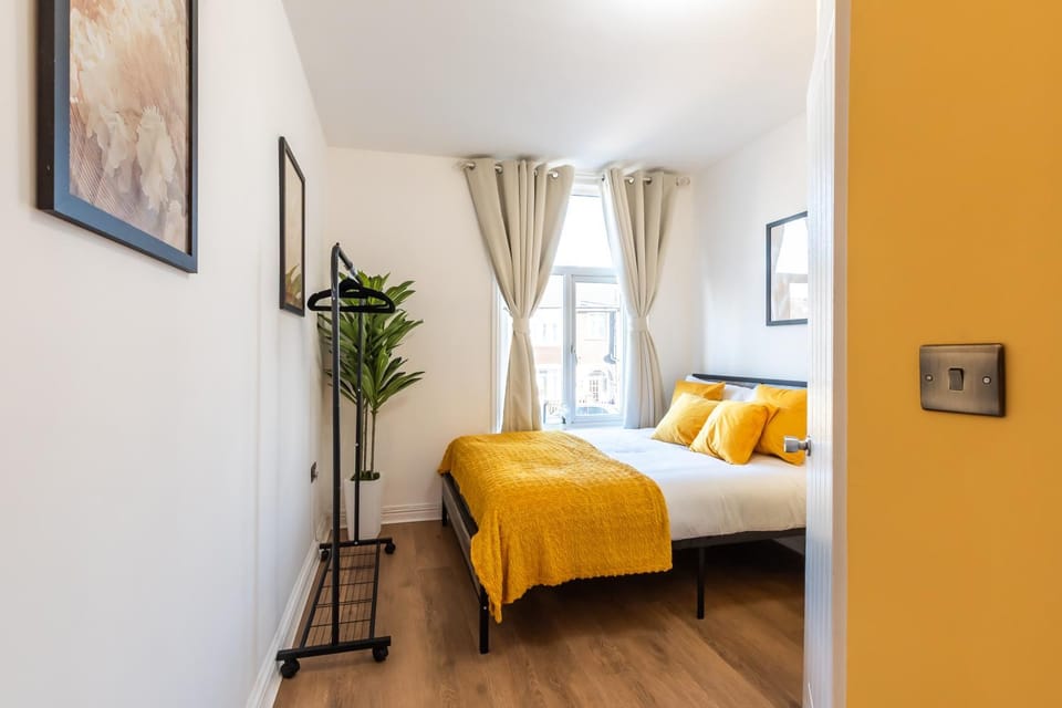 Hot Tub & Sauna Retreat , 4BR with Free Parking Apartment in Portsmouth