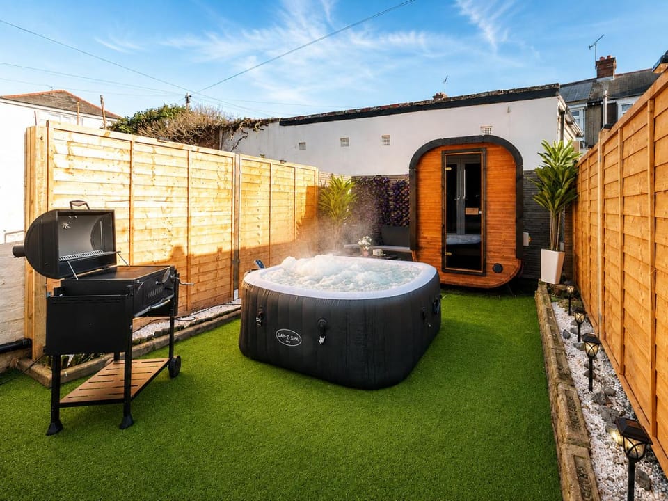 Hot Tub & Sauna Retreat , 4BR with Free Parking Apartment in Portsmouth