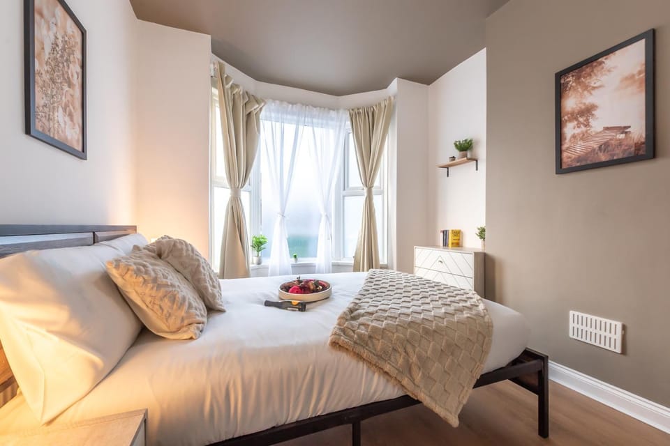 Hot Tub & Sauna Retreat , 4BR with Free Parking Apartment in Portsmouth