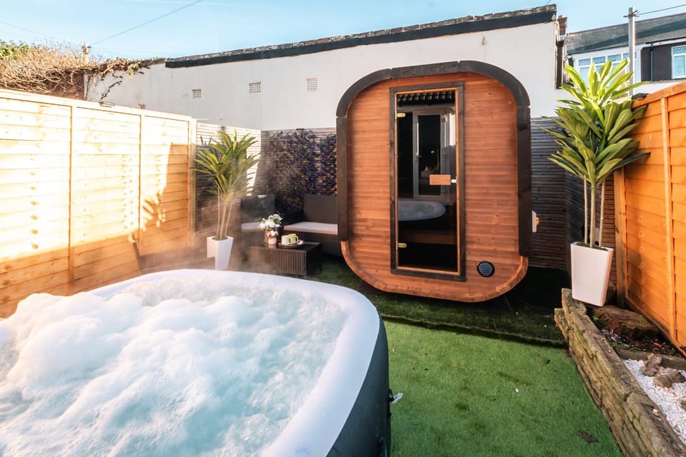 Hot Tub & Sauna Retreat , 4BR with Free Parking Apartment in Portsmouth