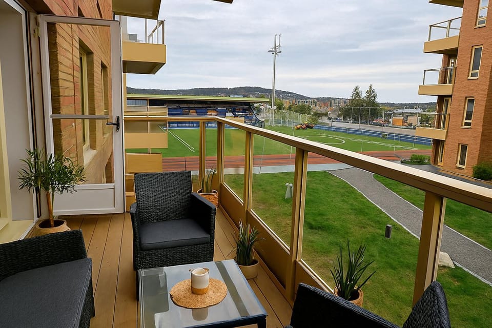 Property building, Patio, Day, Balcony/Terrace, Seating area