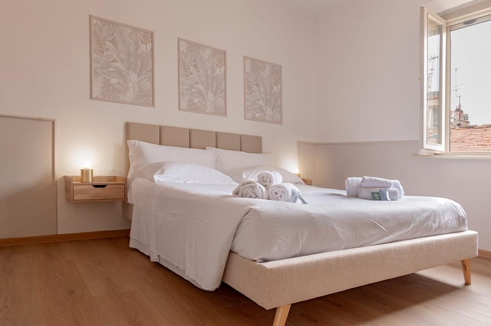 Bed, Photo of the whole room, Bedroom, towels, air conditioner