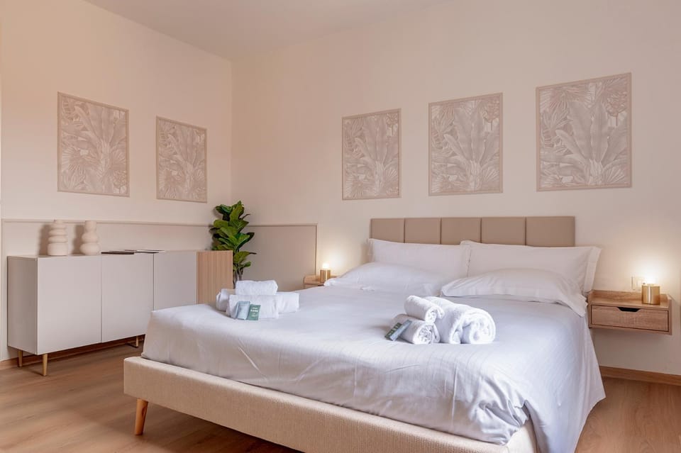 Bed, Photo of the whole room, Bedroom, towels, air conditioner