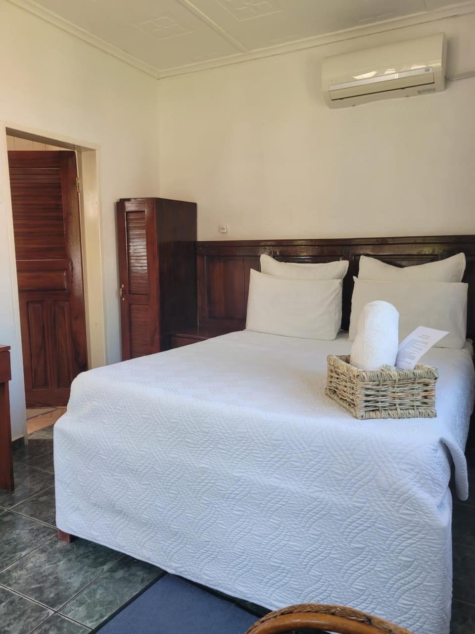 Bed, Bedroom, air conditioner