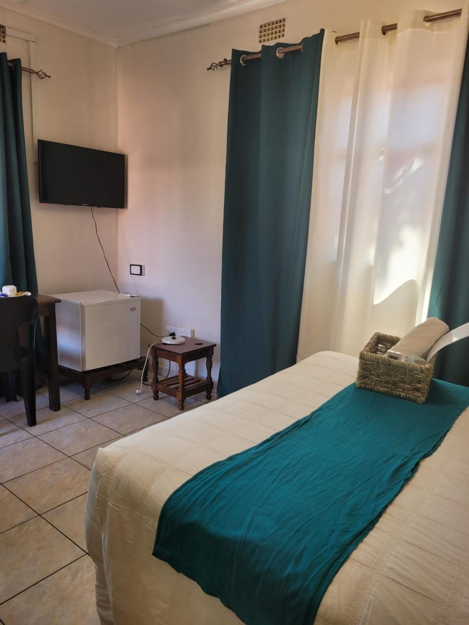 Bed, TV and multimedia, Bedroom