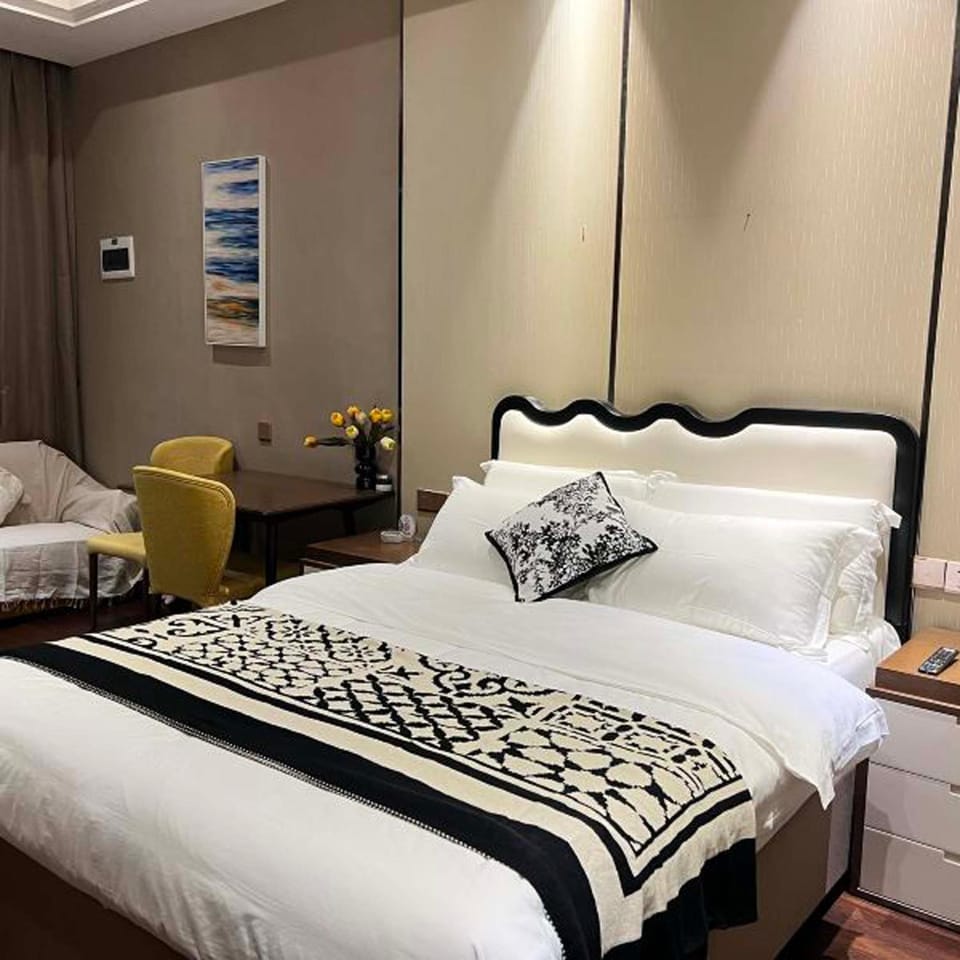 Bed, Photo of the whole room, Seating area