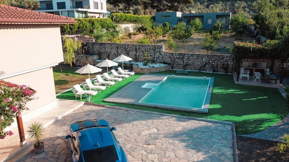 Private Villa in the Forest with Pool and Jacuzzi House in İzmir Province