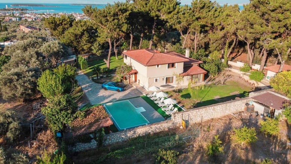 Private Villa in the Forest with Pool and Jacuzzi House in İzmir Province