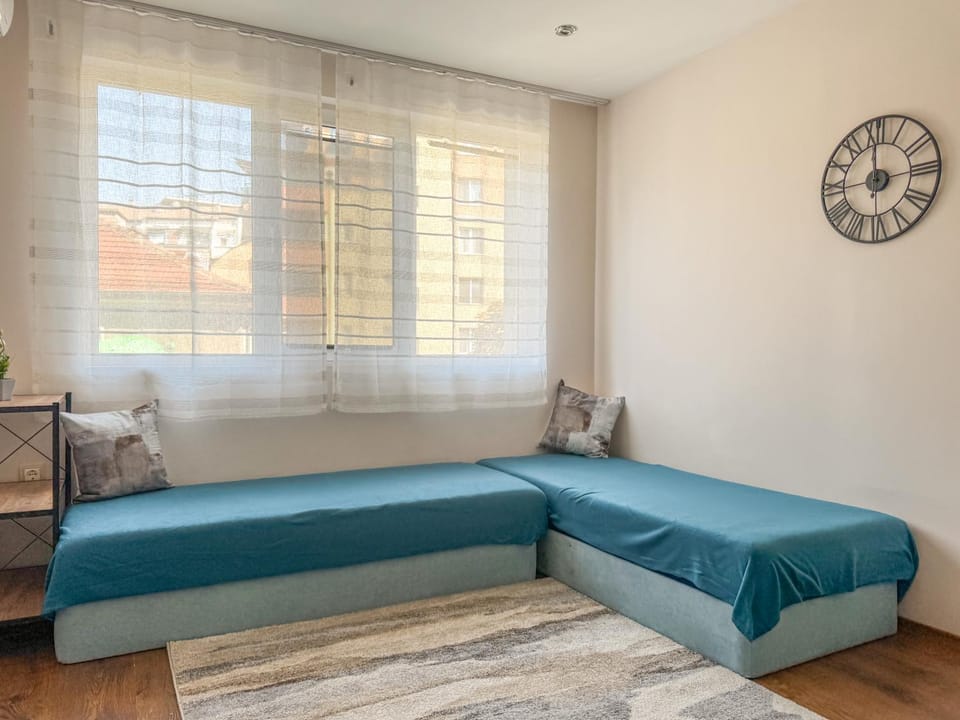 Bed, Photo of the whole room, Seating area, Bedroom