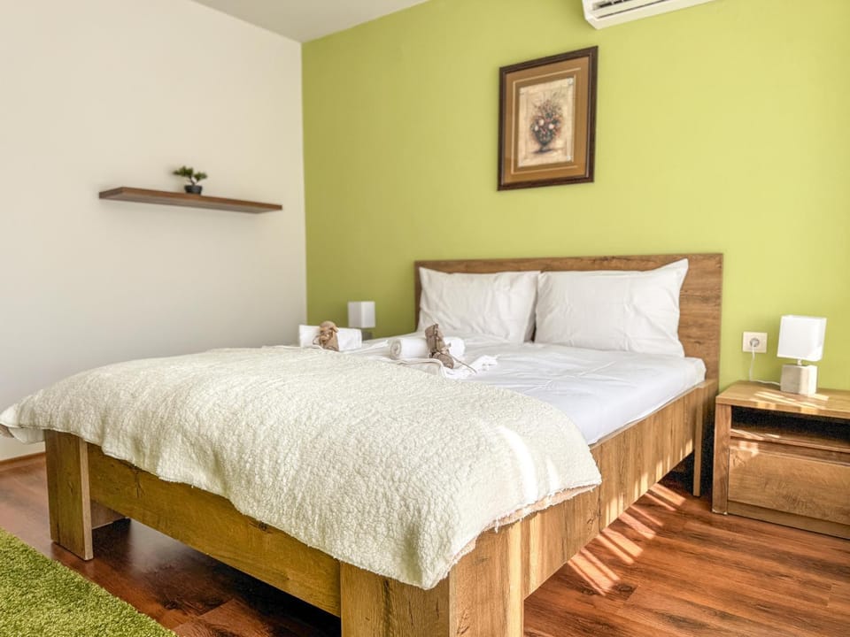 Bed, Photo of the whole room, Seating area, Bedroom