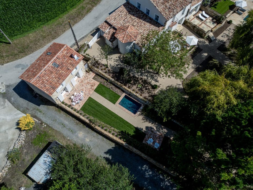 Property building, Bird's eye view, Garden, Swimming pool