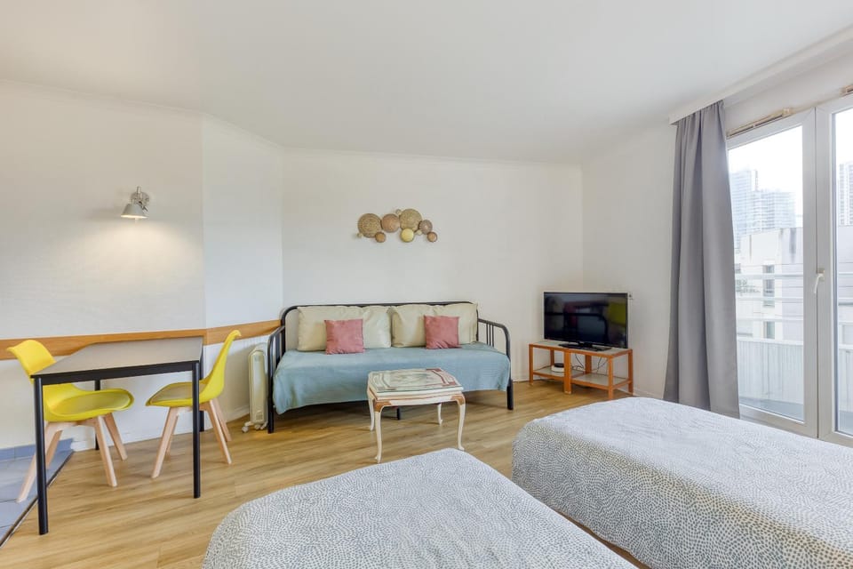 7mn walk to Metro, in ApartHotel Apartment in Puteaux