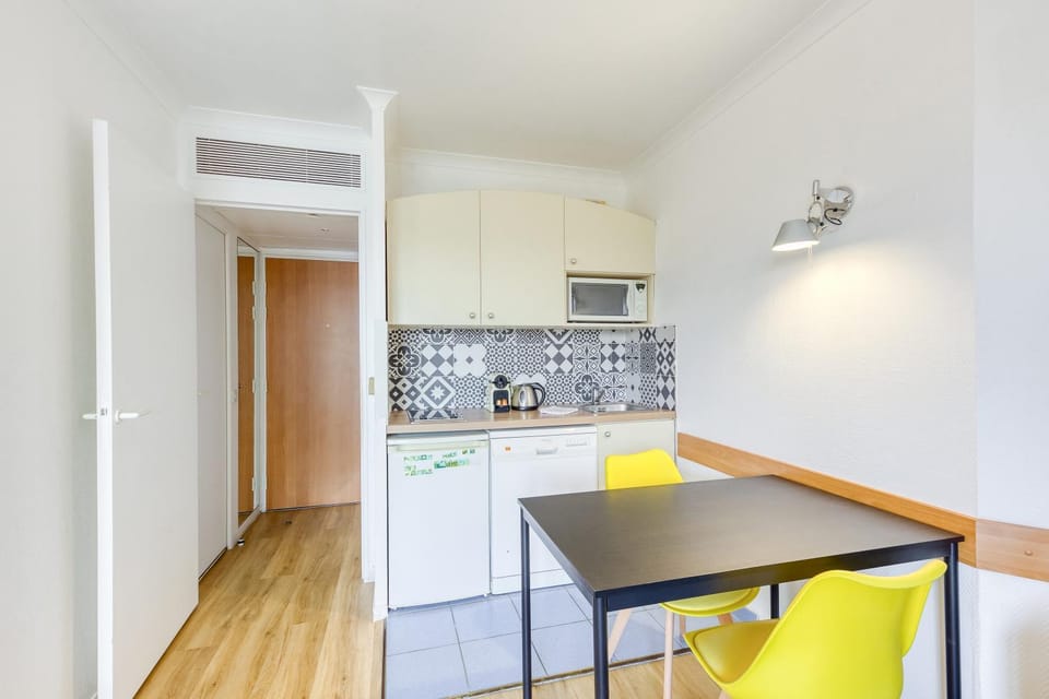 7mn walk to Metro, in ApartHotel Apartment in Puteaux